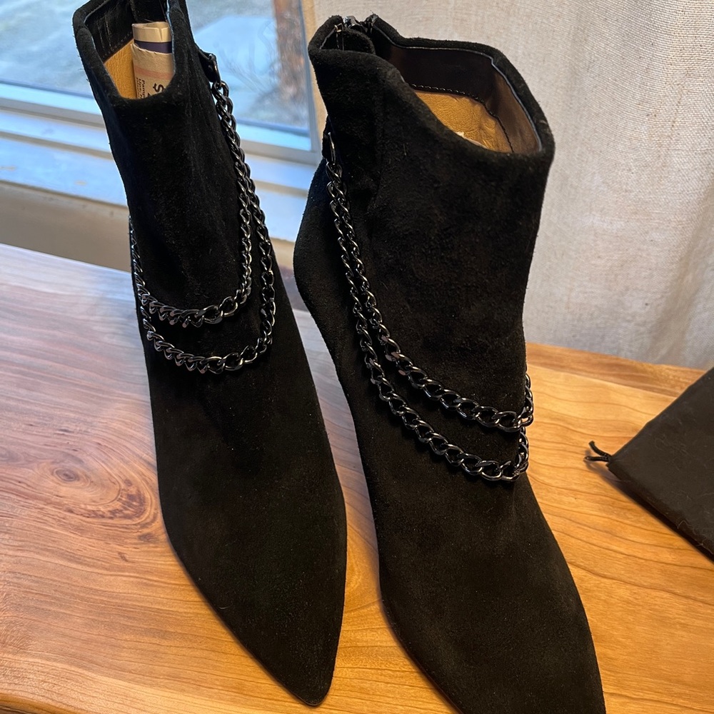 NWOT G.I.L.I. 9M Suede booties 3.5 heel